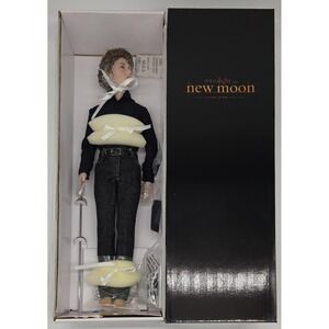 Tonner 17" Doll-The Twilight Saga New Moon "Jasper Hale" T11TLDD01 NEW IN BOX